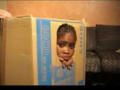 Una cubana haciendo una mamada dentro de una caja