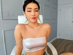 Stunning Japanese webcam model fucks herself with a dildo and squirts