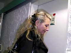 Jungspund bucht sich Mega Titten MILF Hure ins Hotel zum Fick - German Mature