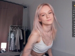 Teenage Camgirl Shows Her Pretty Ass