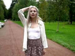 Juicy blonde Carolina Sun flashes pussy in the park