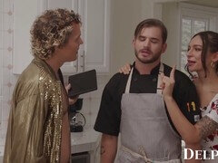 Delphine Films - La super-chaude émission culinaire d'April Olsen se transforme en un merveilleux plan à trois