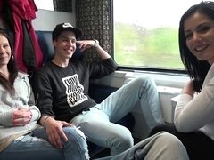 Grote mammen, Pijpbeurt, 1 man 2 vrouwen, Hardcore, Strippen, Trio, Tieten likken, Trein