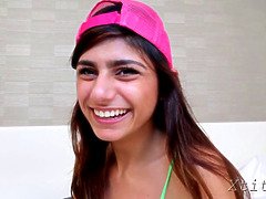 Lever sucking lessons for hot brunette minx Mia Khalifa