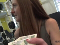 Young Czech couple goes on a hunt for cash for sex in POV with a rich Maschio in Coniglietto ingenuo in palestra