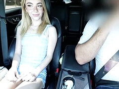 Blonde, Sucer une bite, Voiture, Doigter, Orgasme, Rousse roux, Adolescente, Nénés