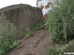 Brunette brune, Gode, Européenne, Lesbienne, De plein air, Public, Rasée, Adolescente