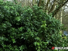 Grosse titten, Hundestellung, Europäisch, Lecken, Kurzes haar, Tätowierung, Flotter dreier, Titten